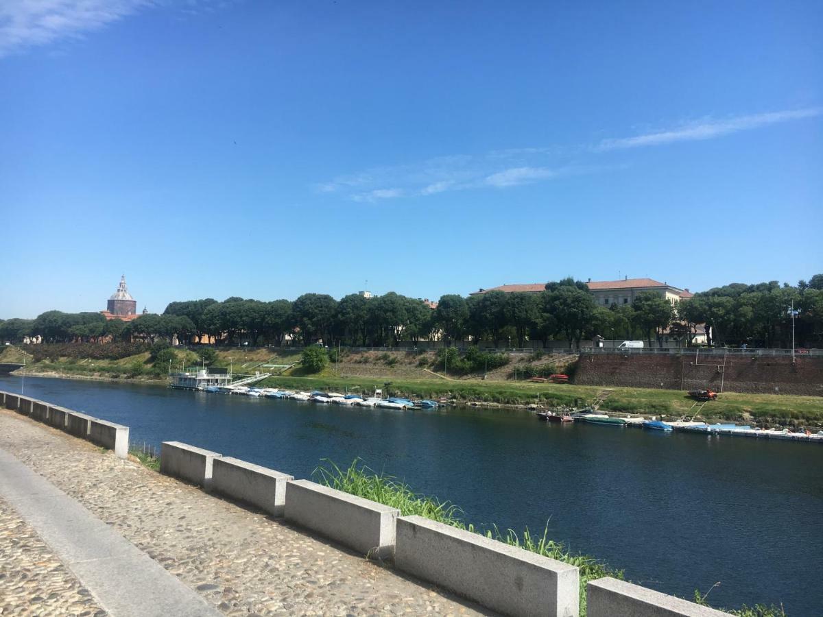 Domus Lungo Ticino Apartment Pavia Bagian luar foto